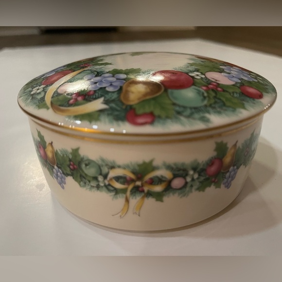 Mikasa Maxima Lidded Christmas Magic Covered, Trinket or Jewelry Box - Picture 2 of 6